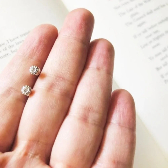 Solitaire silver stud earrings/3mm/super tiny/luxury - Picture 1 of 5